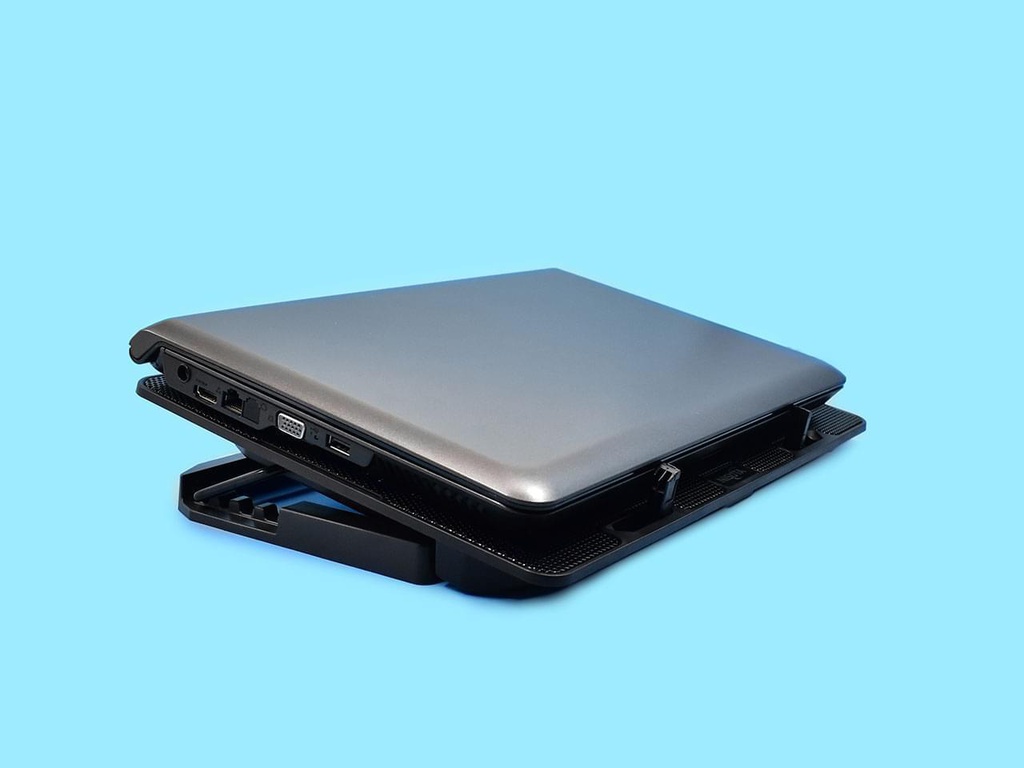 BASE PARA NOTEBOOK NISUTA RECLINABLE CON 2 FANS, CON HUB USB, REGULACION DE VELOCIDAD DE FANS, Y LUCES